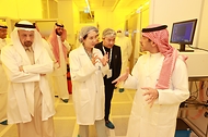 이영 중소벤처기업부 장관과 칼리드 알 팔레 사우디아라비아 투자부 장관이 12일(현지시간) 사우디아라비아 스타트업 보육기관인 Garage를 방문해 관계자의 설명을 듣고 있다.