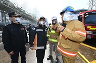 남화영 소방청장 직무대리가 13일 대전 대덕구 한국타이어 공장을 방문해 화재현장 상황을 보고받고 있다.