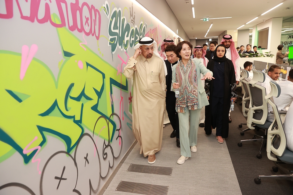 이영 중소벤처기업부 장관과 칼리드 알 팔레 사우디아라비아 투자부 장관이 12일(현지시간) 사우디아라비아 스타트업 보육기관인 Garage를 방문하고 있다.