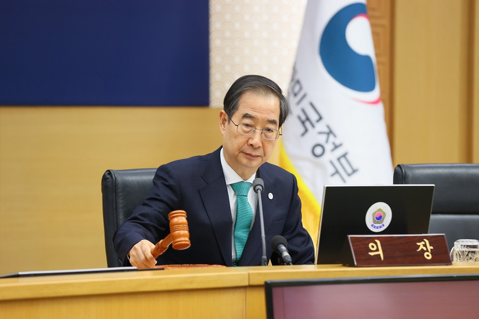 한덕수 국무총리가 14일 세종시 정부세종청사에서 제11회 국무회의를 주재하고 있다.