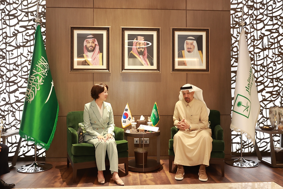 이영 중소벤처기업부 장관이 12일(현지시간) 사우디아라비아 투자부를 방문해 칼리드 알 팔레 사우디아라비아 투자부 장관과 환담하고 있다.