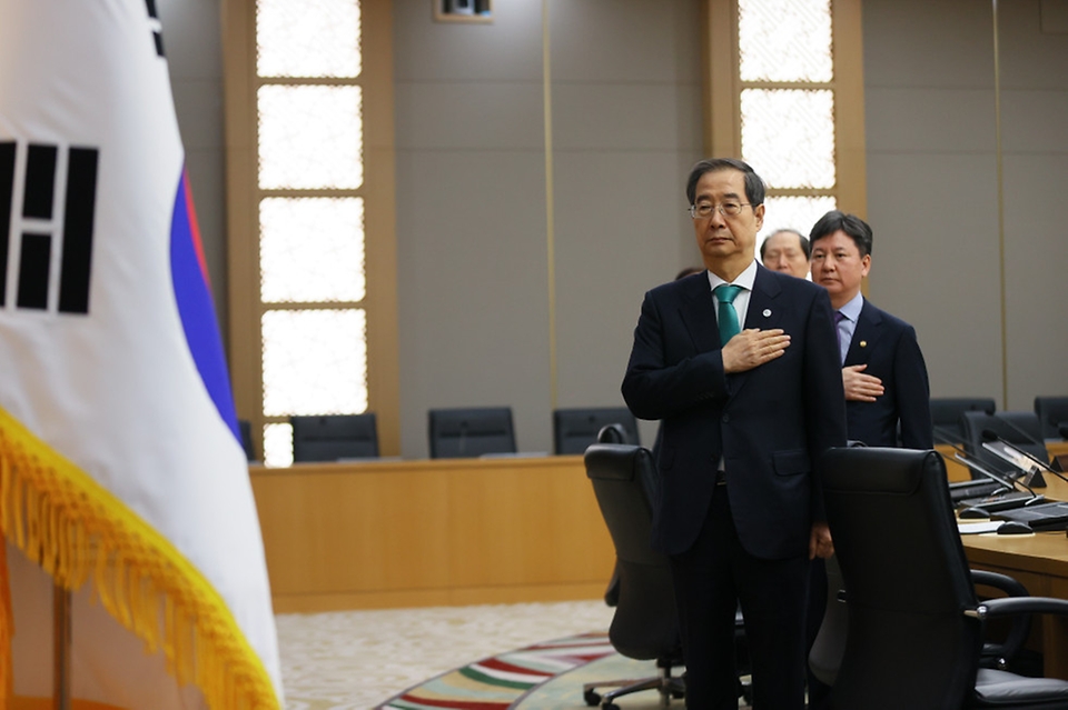 한덕수 국무총리가 14일 세종시 정부세종청사에서 열린 제11회 국무회의에서 국기에 대한 경례를 하고 있다.