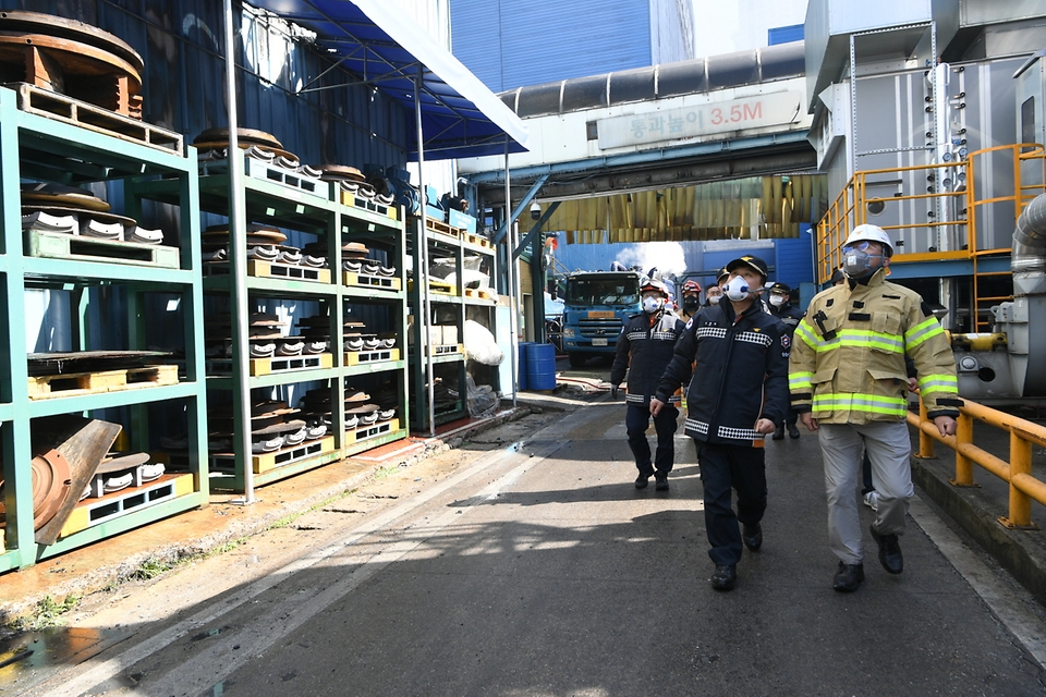 남화영 소방청장 직무대리가 13일 대전 대덕구 한국타이어 공장을 방문해 화재현장을 살펴보고 있다.