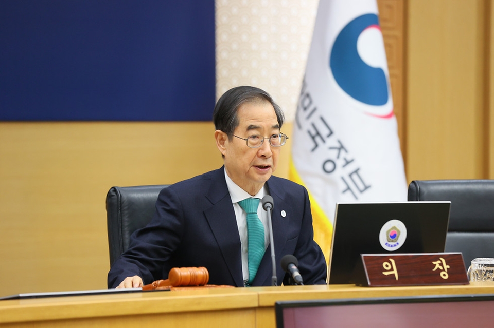 한덕수 국무총리가 14일 세종시 정부세종청사에서 제11회 국무회의를 주재하고 있다.