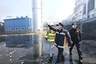 남화영 소방청장 직무대리가 13일 대전 대덕구 한국타이어 공장을 방문해 화재현장을 점검하고 있다.