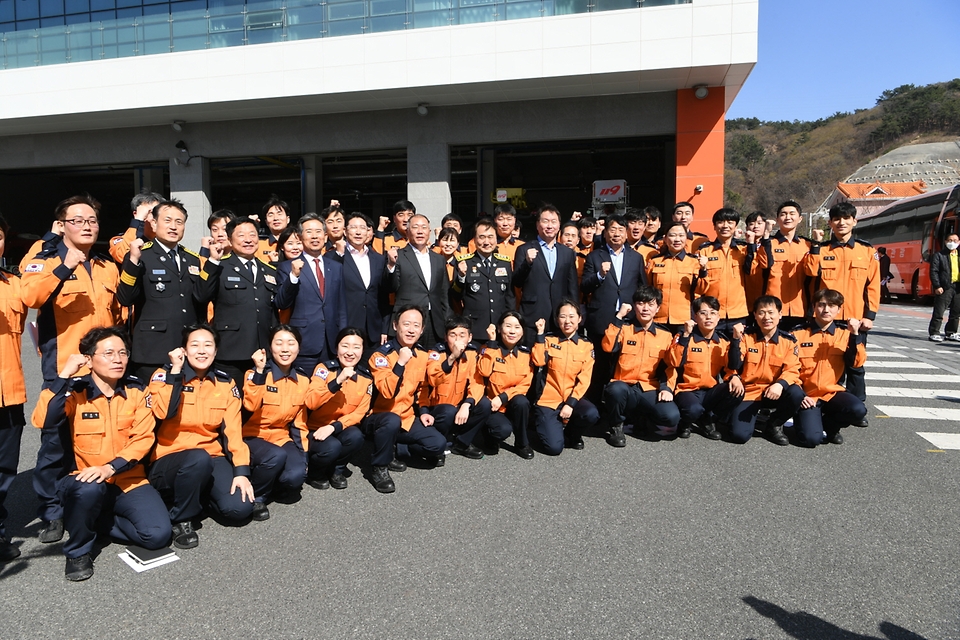 남화영 소방청장 직무대리가 14일 울산시 북구 울산북부소방서에서 열린 신기업가정신협의회 ‘제1차 다 함께 나눔 프로젝트’ 행사에서 주요내빈 및 소방대원들과 파이팅 포즈를 취하며 기념촬영을 하고 있다.