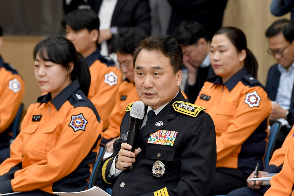 남화영 소방청장 직무대리가 14일 울산시 북구 울산북부소방서에서 열린 신기업가정신협의회 ‘제1차 다 함께 나눔 프로젝트’ 행사에서 인사말을 하고 있다.