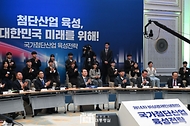 윤석열 대통령이 15일 청와대 영빈관에서 열린 ‘제14차 비상경제민생회의’에서 박수치고 있다.