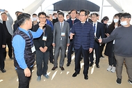 정황근 농림축산식품부 장관이 14일 충남 청양군 칠성에너지를 방문해 관계자와 대화하고 있다.