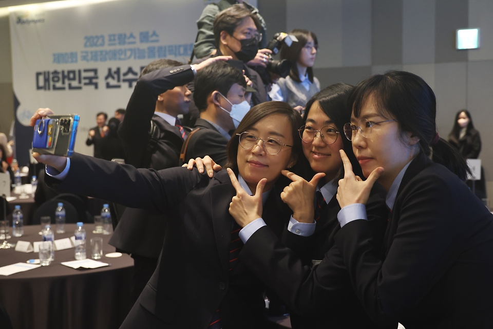 <p>17일 오후 서울 강서구 메이필드호텔에서 열린 제 10회 국제장애인기능올림픽 결단식에서 참여 선수들이 기념 사진을 찍고 있다. 이번 대회는 27개국에서 선수 420명이 참여한다.</p>