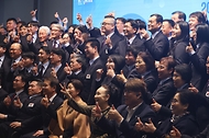 <p>17일 오후 서울 강서구 메이필드호텔에서 열린 제 10회 국제장애인기능올림픽 결단식에서 참여 선수들이 파이팅을 외치고 있다. 이번 대회는 27개국에서 선수 420명이 참여한다.</p>