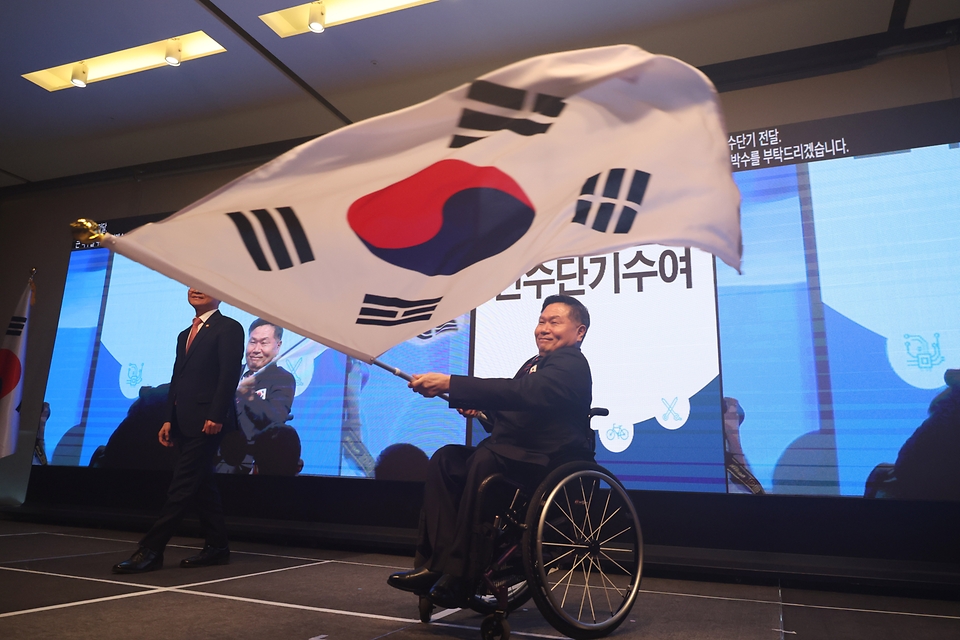 <p>17일 오후 서울 강서구 메이필드호텔에서 열린 제 10회 국제장애인기능올림픽 결단식에서 선수단기 수여식이 열리고 있다. 이번 대회는 27개국에서 선수 420명이 참여한다.</p>