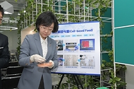 오유경 식품의약품안전처장이 16일 서울 금천구 다나그린 혁신센터에서 세포배양식품을 살펴보고 있다.