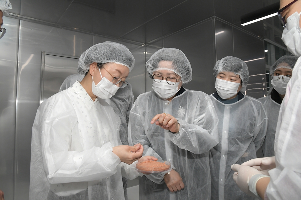 오유경 식품의약품안전처장이 16일 서울 금천구 다나그린 혁신센터에서 세포배양식품 연구·개발 현장을 살펴보고 있다.