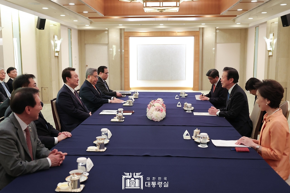윤석열 대통령이 17일 일본 도쿄의 한 호텔에서 야마구치 나쓰오 공명당 대표 등을 접견하고 있다.