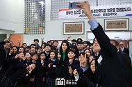 김건희 여사가 17일 일본 도쿄 동경한국학교에서 재학생들과 손가락 하트 포즈를 취하며 기념촬영을 하고 있다. 
