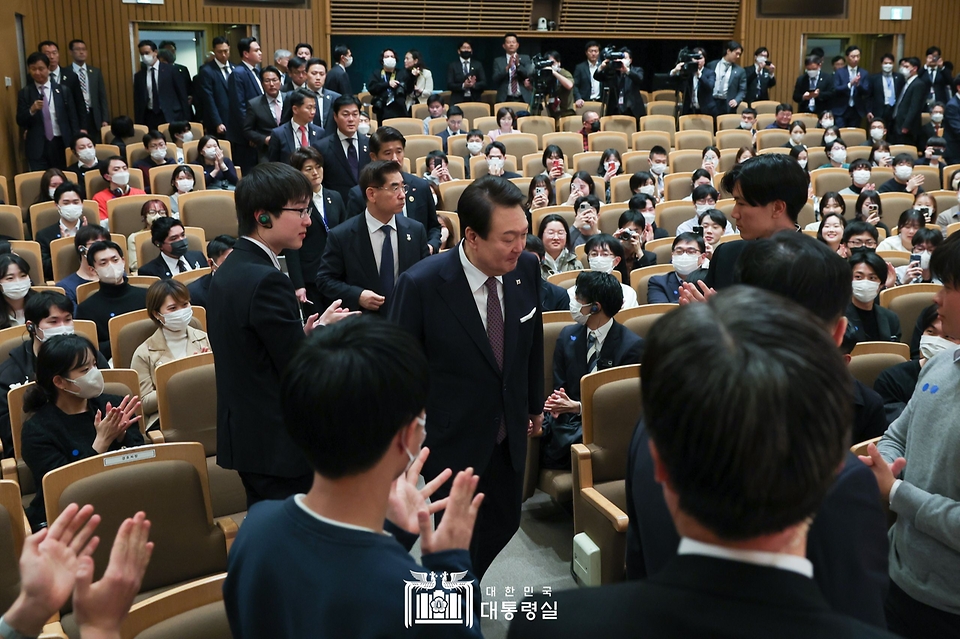 윤석열 대통령이 17일 일본 도쿄 게이오대에서 열린 한일 미래세대 강연에 입장하고 있다.