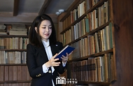 김건희 여사가 17일 도쿄 민예관에서 설립자인 야나기 무네요시가 소장한 책들을 살펴보고 있다.