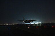 한국 C-130 수송기가 야간 비행을 위해 알 다프라 기지에서 이륙하고 있다. 공군은 2월 26일부터 3월 17일까지 UAE 아부다비의 알 다프라 기지에서 열린 다국적 연합훈련 ‘2023 데저트 플래그 훈련’에 처음 참여했다. (출처=국방부 페이스북)