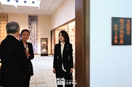 김건희 여사가 17일 일본 도쿄 민예관에서 공예품에 관한 관계자의 설명을 듣고 있다.