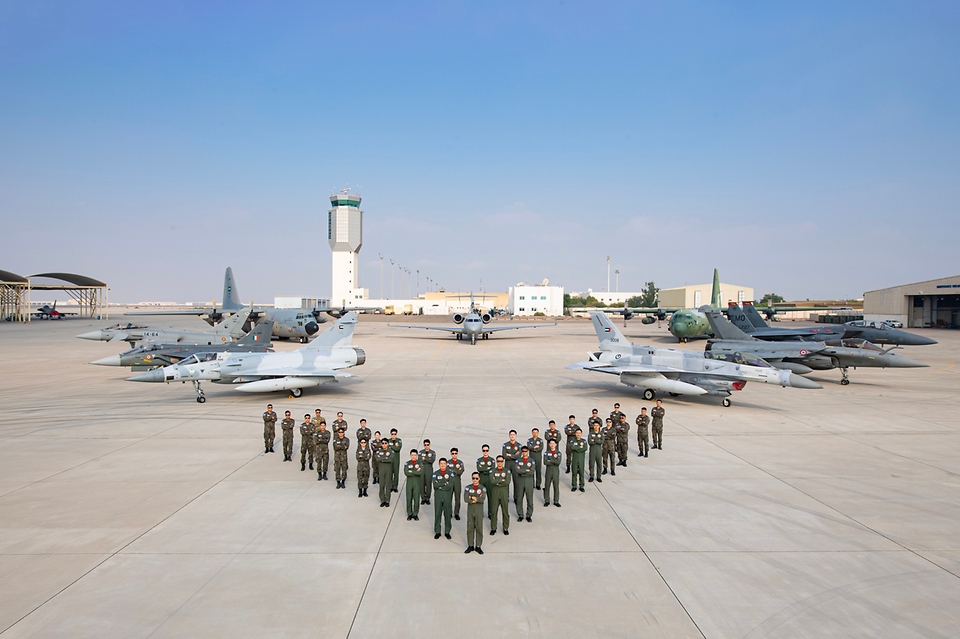 한국 공군 훈련요원들이 한국 공군 C-130 수송기 등 훈련 참가국들의 항공기 앞에서 기념촬영을 하고 있다. 공군은 2월 26일부터 3월 17일까지 UAE 아부다비의 알 다프라 기지에서 열린 다국적 연합훈련 ‘2023 데저트 플래그 훈련’에 처음 참여했다. (출처=국방부 페이스북)