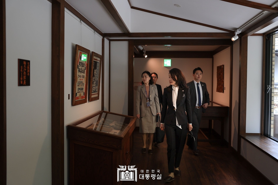 김건희 여사가 17일 일본 도쿄 민예관에서 공예품을 둘러보고 있다.