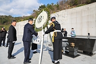 한덕수 국무총리가 15일 경남 창원시 국립3·15민주묘지에서 헌화하고 있다.