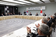 윤석열 대통령이 17일 일본 도쿄 게이단렌 회관에서 열린 한일 비즈니스라운드 테이블에서 박수치고 있다.