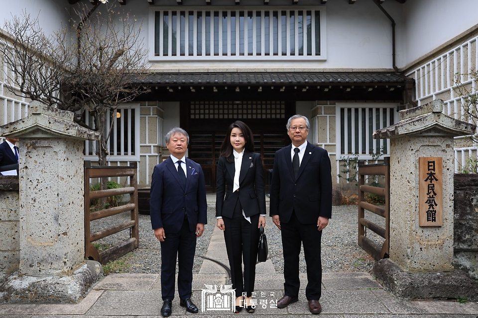 김건희 여사가 17일 일본 도쿄 민예관에서 관계자들과 기념촬영을 하고 있다.