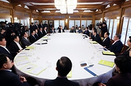19일 서울 종로구 총리 공관에서 제8차 고위당정협의회가 진행되고 있다.