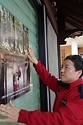 남성현 산림청장이 18일 충북 옥천군 이원면 마을회관을 찾아 ‘산림 인접지 소각금지 포스터’를 붙이고 있다.