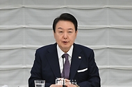 윤석열 대통령이 17일 일본 도쿄 게이단렌 회관에서 열린 한일 비즈니스라운드 테이블에서 발언하고 있다.