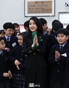 김건희 여사가 17일 일본 도쿄 동경한국학교에서 박수치고 있다.