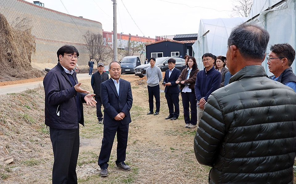 조재호 농촌진흥청장이 20일 충북 음성군 시설수박 재배 농가에서 관계자들과 대화하고 있다.