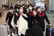 <p>일본 구마모토현 루테루 고등학교 학생과 교사들이 21일 오후 인천국제공항을 통해 입국하고 있다.  4박 5일 일정으로 한국을 찾은 학생들은 자매학교인 전주 신흥고등학교에서 수업을 참관하고, 전주 한옥마을 등을 방문할 예정이다.&nbsp;</p>
<p><br></p>