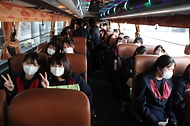 <p>21일 오후 인천국제공항을 통해 입국한 일본 구마모토현 루테루 학원 고교생들이 수학여행 버스에 오른 뒤 브이를 그리고 있다.  4박 5일 일정으로 한국을 찾은 학생들은 자매학교인 전주 신흥고등학교에서 수업을 참관하고, 전주 한옥마을 등을 방문할 예정이다.&nbsp;</p>