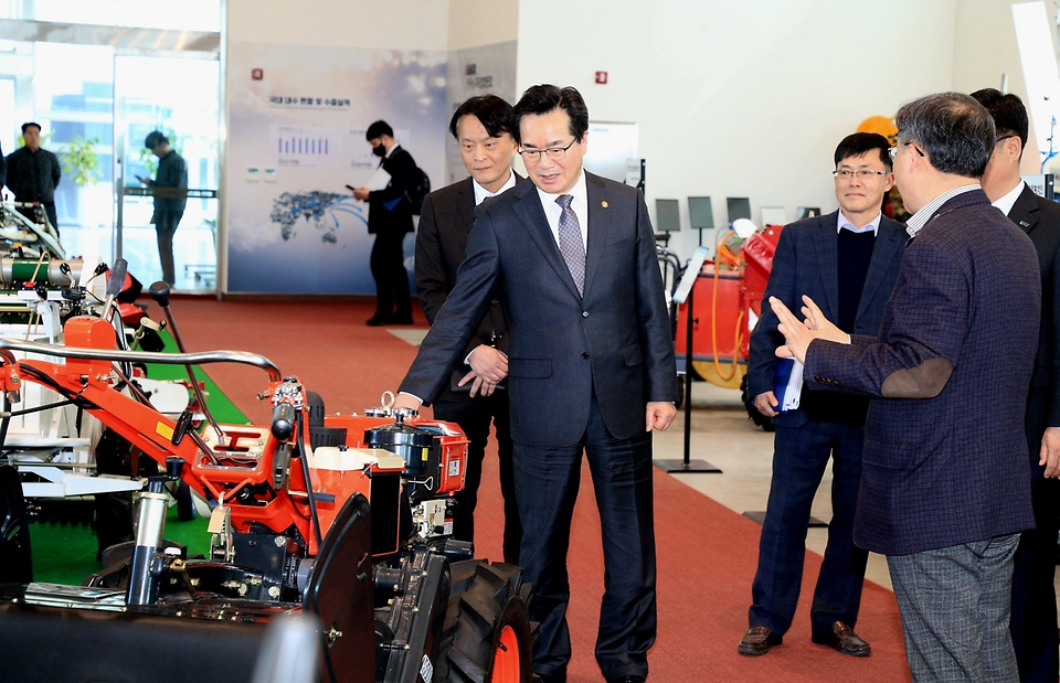 정황근 농림축산식품부 장관이 21일 충남 천안시 한국농기계공업협동조합에서 관계자의 설명을 들으며 농기계를 살펴보고 있다.