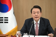 윤석열 대통령이 21일 서울 용산구 대통령실 청사에서 열린 제12회 국무회의에서 발언하고 있다. 