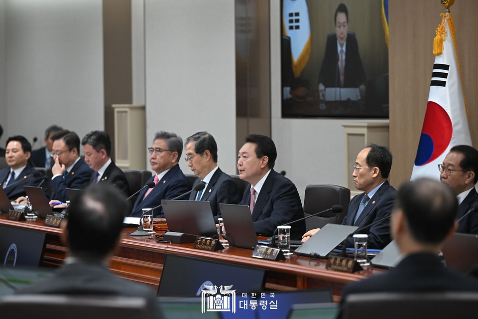 윤석열 대통령이 21일 서울 용산구 대통령실 청사에서 열린 제12회 국무회의를 주재하고 있다.