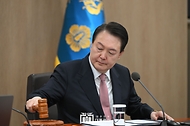 윤석열 대통령이 21일 서울 용산구 대통령실 청사에서 열린 제12회 국무회의를 주재하고 있다.