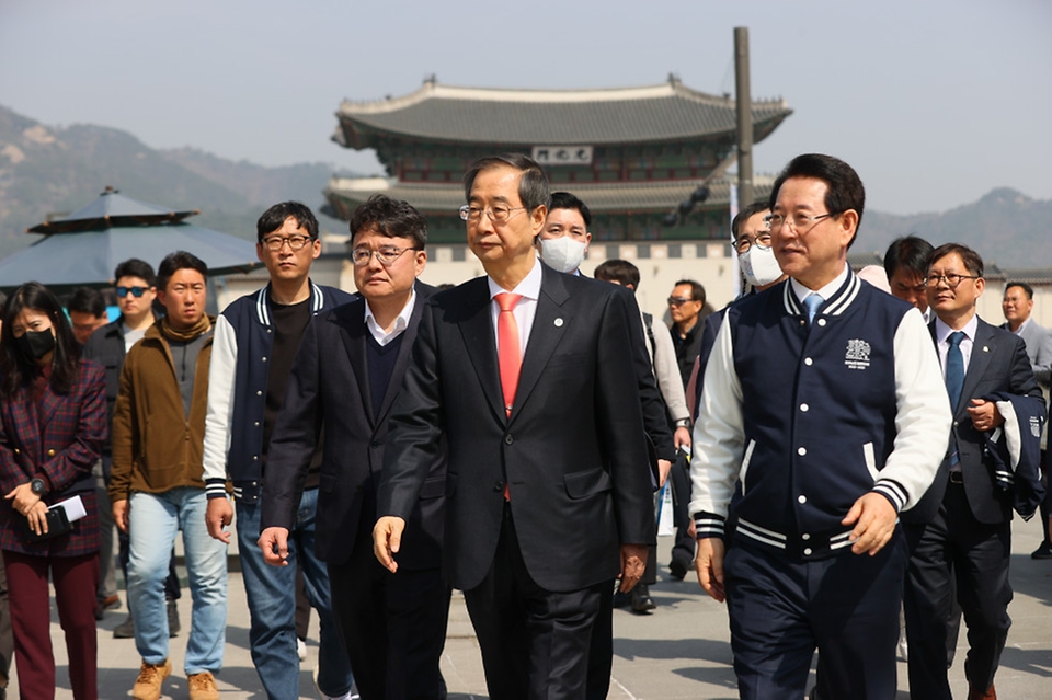 한덕수 국무총리가 22일 서울 종로구 광화문 광장에서 열린 전남 방문의 해 홍보 행사장을 둘러보고 있다.