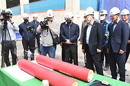 박일준 산업통상자원부 2차관이 22일 서울 강서구 마곡동 LG사이언스파크 연구단지 내 동파 방지 열선시공 현장에서 시설상태와 안전관리 현황을 보고받고 있다.