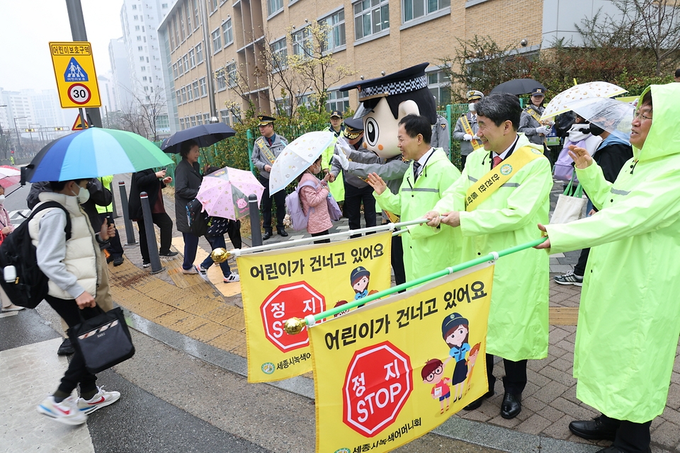 이주호 부총리 겸 교육부장관이 23일 세종시 도담초등학교에서 열린 교통안전 캠페인 행사에서 교통지도 활동을 하고 있다.