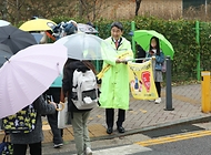 이주호 부총리 겸 교육부장관이 23일 세종시 도담초등학교에서 열린 교통안전 캠페인 행사에서 교통지도 활동을 하고 있다.