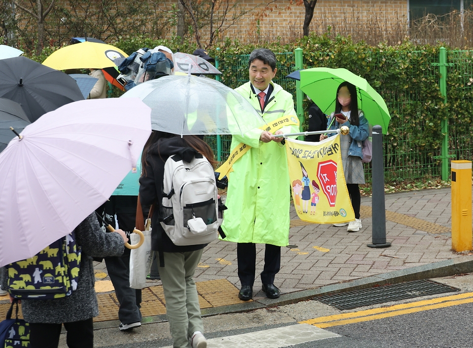 이주호 부총리 겸 교육부장관이 23일 세종시 도담초등학교에서 열린 교통안전 캠페인 행사에서 교통지도 활동을 하고 있다.