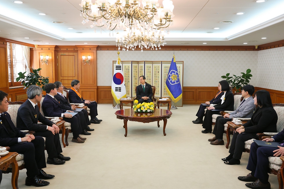 한덕수 국무총리가 23일 서울 종로구 정부서울청사에서 규제개혁 유공자들과 간담회를 하고 있다.