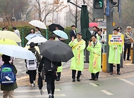 이주호 부총리 겸 교육부장관이 23일 세종시 도담초등학교에서 열린 교통안전 캠페인 행사에서 등교 중인 아이들과 인사하고 있다.