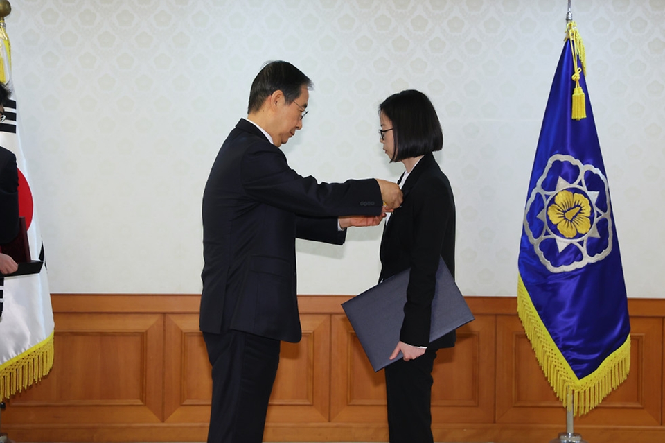 한덕수 국무총리가 23일 서울 종로구 정부서울청사에서 규제개혁 유공자에게 포상을 수여하고 있다.