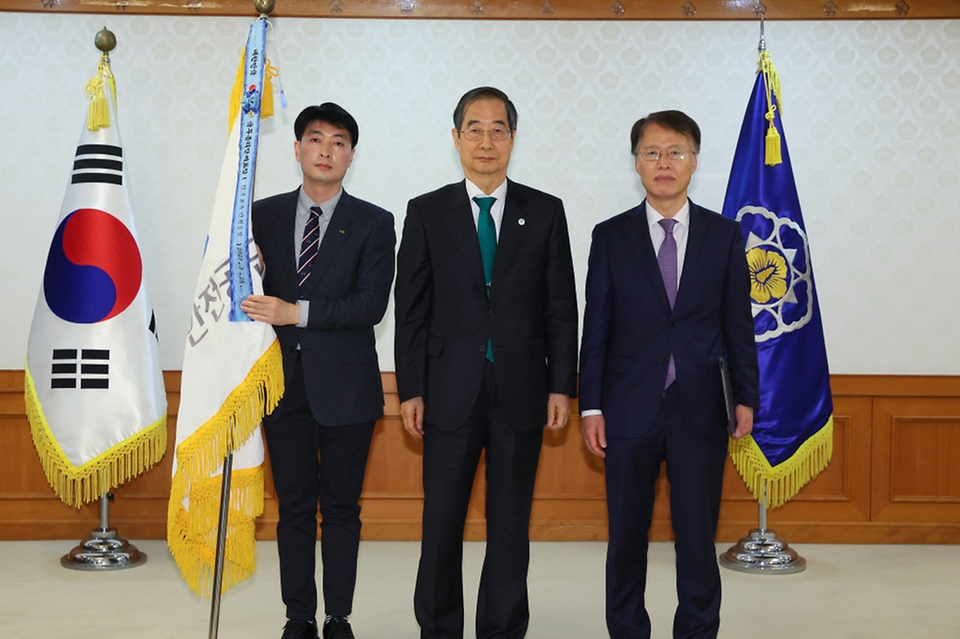 한덕수 국무총리가 23일 서울 종로구 정부서울청사에서 규제개혁 유공자인 한국교통안전공단에게 국무총리표창을 수여한 후 기념촬영을 하고 있다.