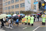 이주호 부총리 겸 교육부장관이 23일 세종시 도담초등학교에서 열린 교통안전 캠페인 행사에서 등교 중인 아이들과 인사하고 있다.